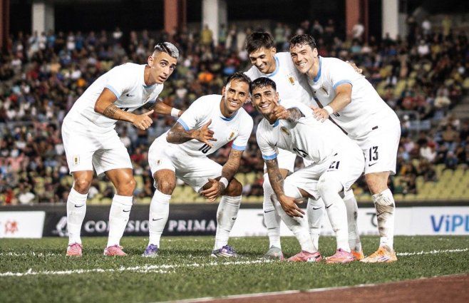 Foto: AUF en X. Jugadores de Uruguay posan para las fotos luego del amistoso.