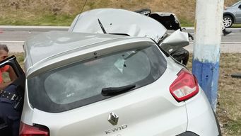 siniestro de transito: conductora de 27 anos grave tras chocar contra columna de alumbrado publico