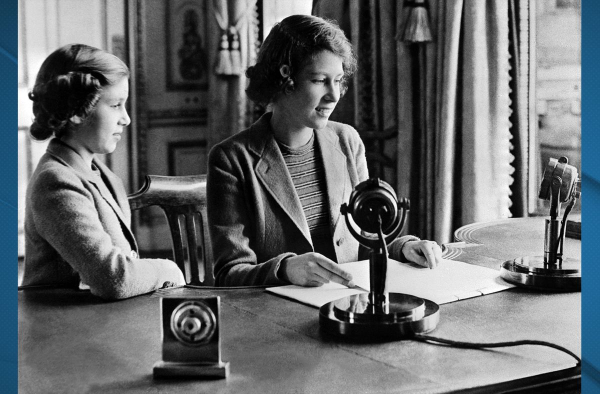 La fotografía tomada en octubre de 1940 en Windsor muestra a la princesa Isabel de Gran Bretaña (futura reina Isabel II) y su hermana, la princesa Margarita, enviando un mensaje durante el programa infantil de la BBC a los niños que estaban siendo evacuados debido a la Segunda Guerra Mundial. Foto: AFP