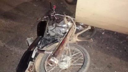delivery repartia drogas en moto, choco contra una camioneta y fue detenido