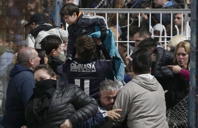 Incidentes en Argentina durante el partido Gimnasia - Boca. AFP.