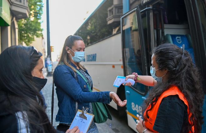 Funcionarios de COFE tomándose la fiebre como forma de prevención del Covid-19&nbsp; rumbo a San Carlos
