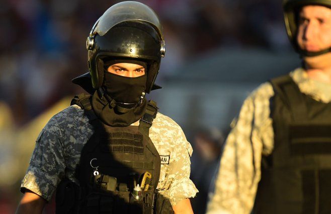 Hincha detenido por la Policía. Foto: FocoUy