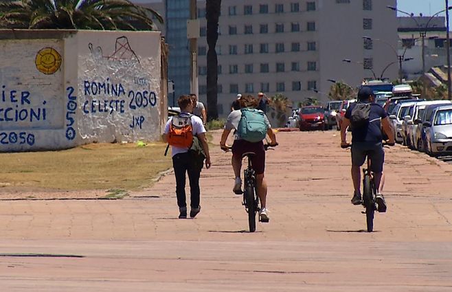 GENTE-EN-BICICLETA-EN-RAMBLA.jpg