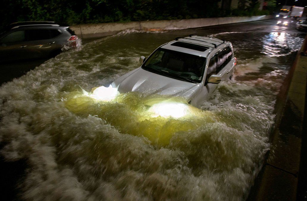 Autopistainundada en Brooklyn, Nueva York, debido a las las inundacionesrepentinas y las lluvias récord traídas por los restos de latormenta Ida barrieron el área.