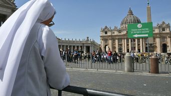 en vivo: miles de fieles se reunen en el vaticano para iniciar la vigilia por la muerte del papa francisco