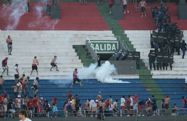 Foto: AFP. Disturbios en el clásico del fútbol en Paraguay.