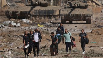 Palestinos en Gaza, con tanques del ejército de Israel. Foto: AFP, 24 de noviembre.