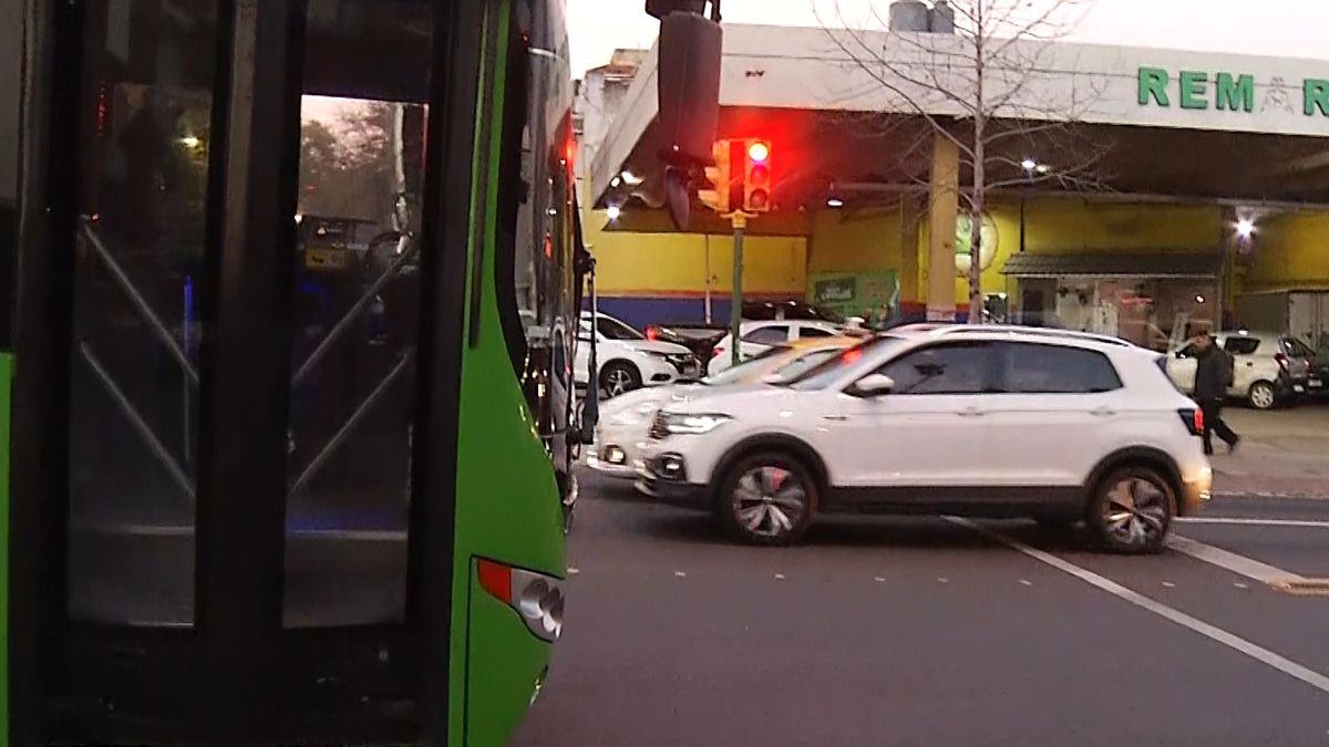 Un hombre está grave tras ser embestido por un ómnibus; según testigos trastabilló y el vehículo no pudo evitar el choque