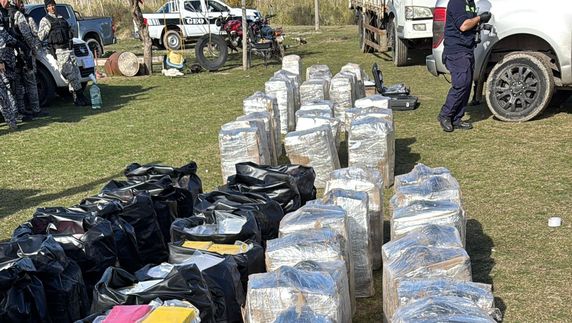 Incautaron más de una tonelada y media de droga en tres allanamientos; hay seis detenidos