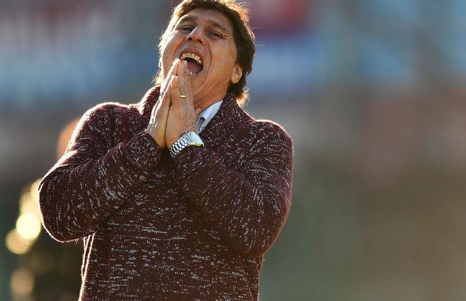 Juan Ramón Carrasco, DT de Fénix: sus gestos denotan la adversidad por la que debió pasar su Fénix ante un Nacional que lo arrolló en el primer tiempo. Fue 3 a 0 pero pudo ser más.