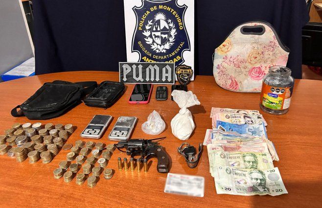 Foto cedida a Subrayado. Lo incautado al delincuente tras la persecución en Casabó.