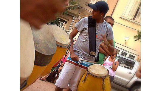 Un joven sordo toca en una comparsa y desfilará en Llamadas