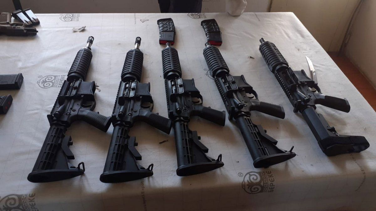 Fusiles de asalto, pistolas y U$S 187 mil fueron incautados en Soriano