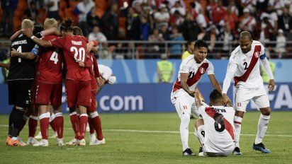 peru pierde 1-0 ante dinamarca en su regreso al mundial tras 36 anos