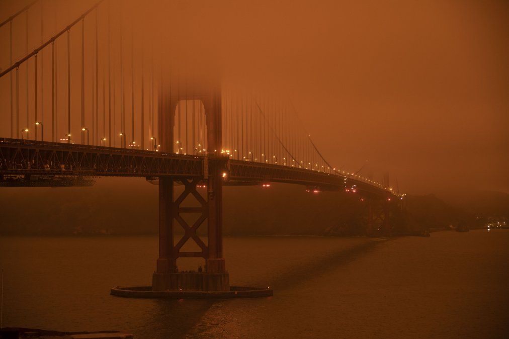 El puente Golden Gate bajo un cielo lleno de humo naranja al mediodía en San Francisco, California. El color del cielo se debe a los incendios forestales que ocurren en el estado del noroeste, con al menos cinco ciudades sustancialmente destruidas y evacuaciones masivas.
