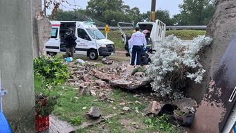 conductor perdio el dominio del camion, subio a la vereda y termino contra el muro de una vivienda