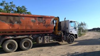 busqueda del cuerpo de carlos cuadro: trabajador municipal explico que entran unos 200 camiones por dia