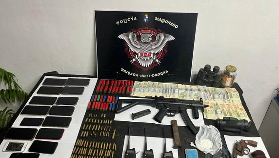 Diez detenidos en un operativo antidrogas en San Carlos y Maldonado: incautaron droga, armas y municiones