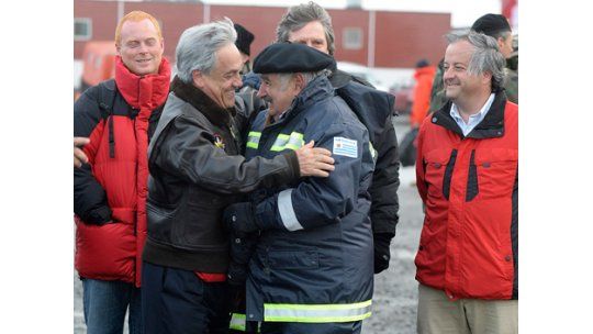 Piñera y Mujica recorren la Antártida y visitan ambas bases