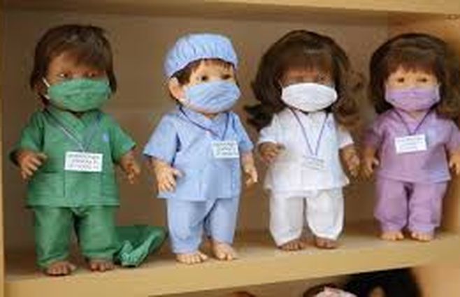 Muñecos sanitarios, los nuevos héroes de los niños 
