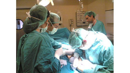 Logran implantar a un bebé un corazón artificial de 11 gramos