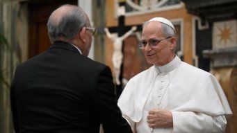 Papa León XIV con embajadores extranjeros, este viernes en el Vaticano. Foto: AFP.