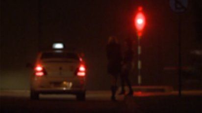 un policia se hacia pasar por cliente y robaba a trabajadoras sexuales trans
