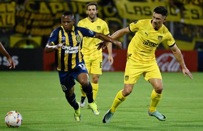 Foto: AFP. Peñarol y Rosario Central.