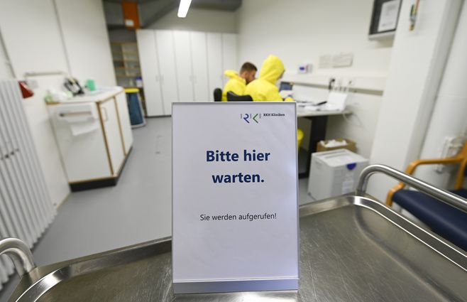 Hospital de Ludwigsburg. Zona de testeos y diagn&oacute;stico de coronavirus. El cartel pide calma en la espera
