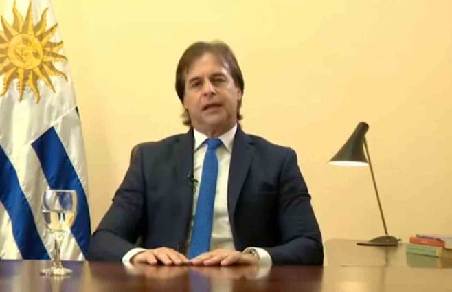 Lacalle-Pou-entrevista-fondo-amarillo.jpg