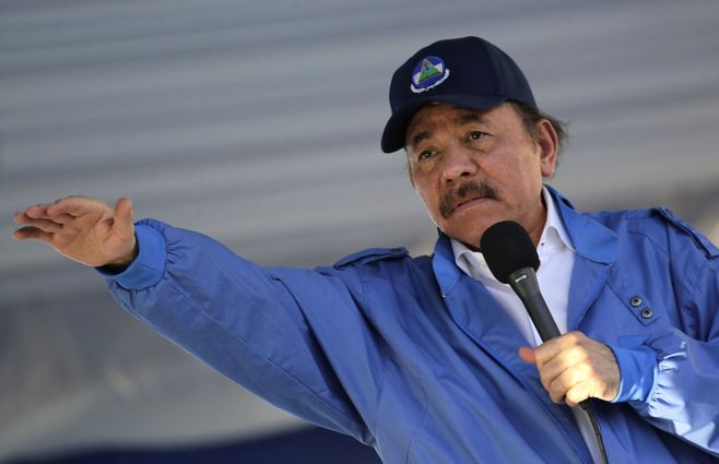 DANIEL ORTEGA ESTIRA MANO AFP.jpg