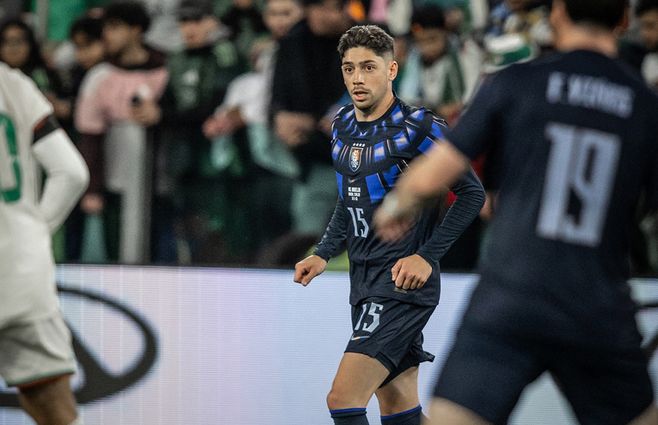 Uruguay de azul ante Argelia, cuando Valverde todavía usaba la 15. Ahora, en el Mundial, usa la 8. Foto: oficial de la AUF en redes sociales.