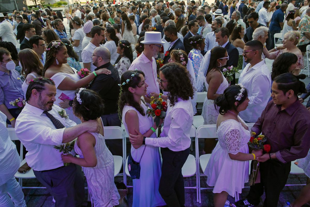 Unas 500 parejas celebraron su boda simbólica el 10 de julio de 2022, bajo el cielo azul de Nueva York, una ceremonia llena de colores, alegría y emoción para sanar las heridas del Covid. Foto: AFP