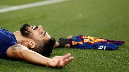 suarez y messi le dieron la victoria 2-0 ante el atleti y sentenciaron la liga