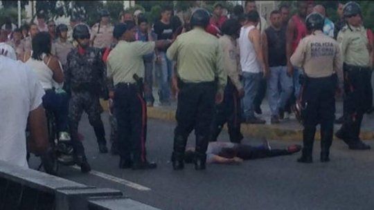 Al menos un muerto durante un tiroteo en la consulta opositora en Venezuela