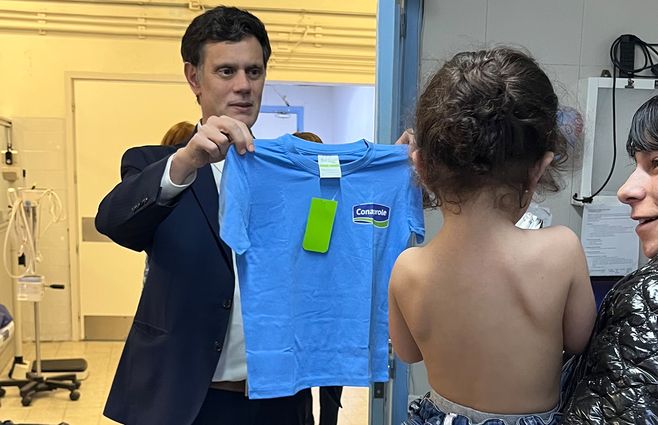 CEO de Conaprole, Gabriel Valdés, con los niños.