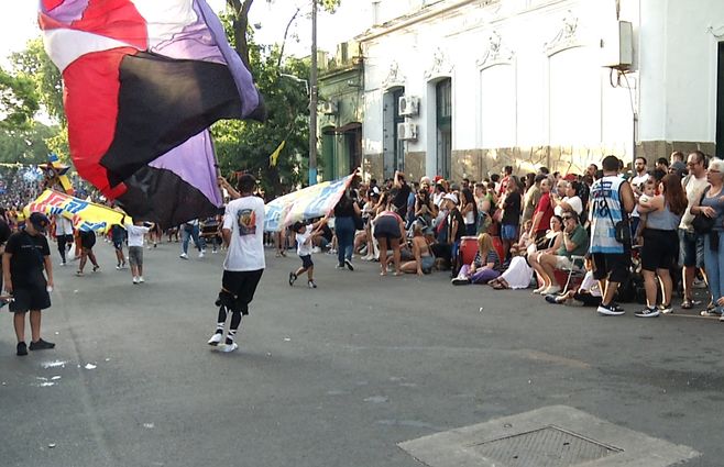 Balean a joven durante desfile de San Baltasar en Barrio Sur