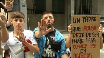 hermanas y madre de hombre que mato a su padre por abuso sexual y violencia piden su liberacion