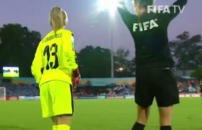 Agustina Caraballo se apresta a entrar a la cancha ante Ghana por la lesión de Sosa. 