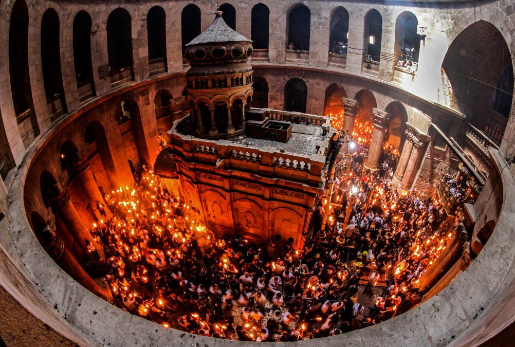 Los cristianos ortodoxos se reúnen con velas encendidas alrededor del Edículo, que tradicionalmente se cree que es el lugar del entierro de Jesucristo