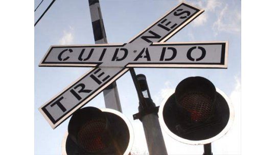 Por robo de cables la barrera del tren está baja desde el viernes