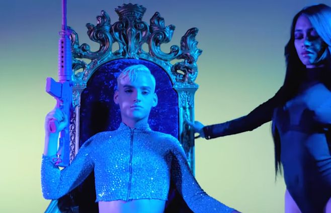 Kevi Fret actuando en el video Soy así