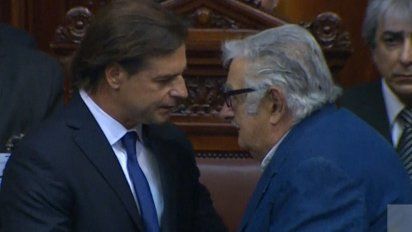 el momento en el que lacalle pou y argimon asumen en el parlamento