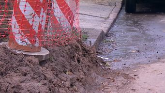 vecinos denuncian canos rotos de agua potable en varias zonas de montevideo