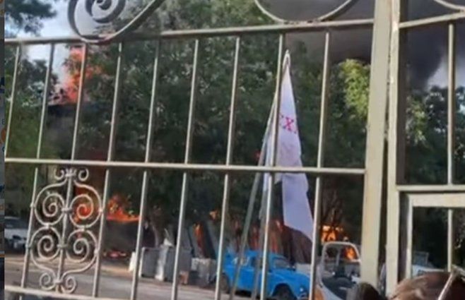 Incendio en depósito de Suárez, Canelones. Foto: captura de pantalla de video publicado por el sitio de noticias El Megáfono Pando.&nbsp;