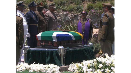 Nelson Mandela fue enterrado en su cementerio familiar en Qunu