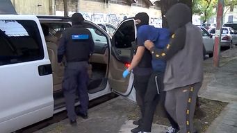 una pareja de dominicanos esta detenida tras allanamiento a una boca de drogas en la aguada