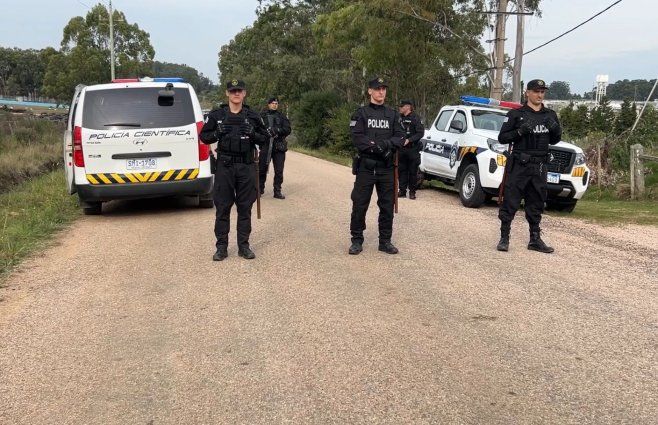 Foto: Subrayado. Operativo policial antes de llegar a la cárcel Las Rosas, en Maldonado.