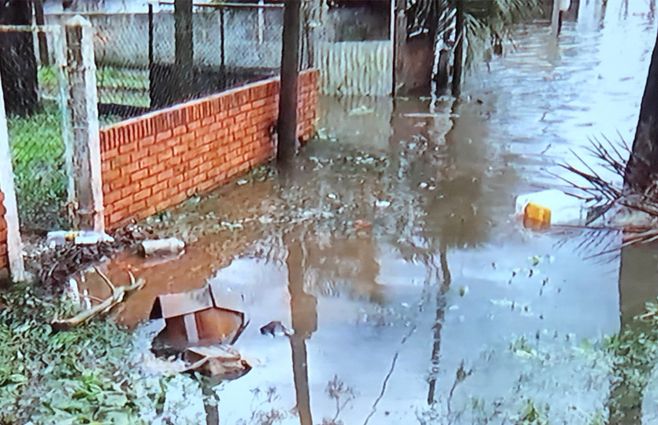 Durazno inundado: las calles Artigas, Batlle, Rivera y Morquio están cortadas. El único pasaje hacia el este de la ciudad es a través de calle Carlos Maria de Pena, contigua al Bioparque.